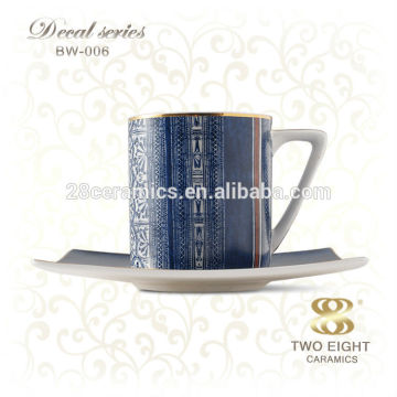 El café express del logotipo azul ahueca las tazas de café arabi especiales fijadas, mesa de centro fijada